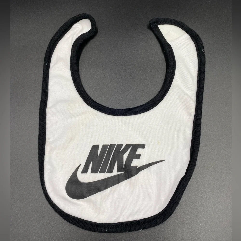 Nike baby infant 0-6 months white & black Bib